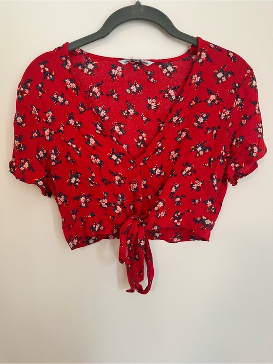 American Eagle Outfitters Tops - American Eagle Outfitters Red Floral Tie-Front Crop Top